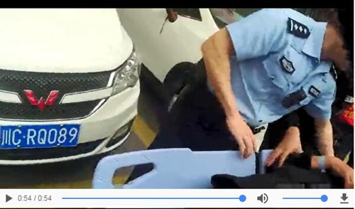 六旬老人欲跳釜溪河轻生&nbsp;自贡警民联手救人(图1)