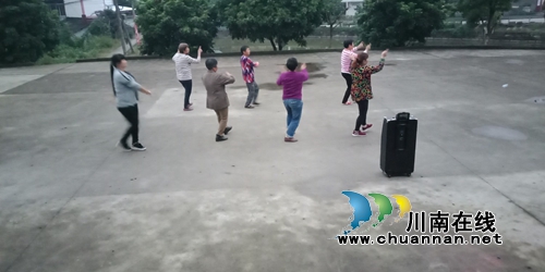 泸县太伏镇双石村:坝坝全民健身舞蹈跳起来(图2) 泸县太伏镇双石村:坝坝全民健身舞蹈跳起来(图2)