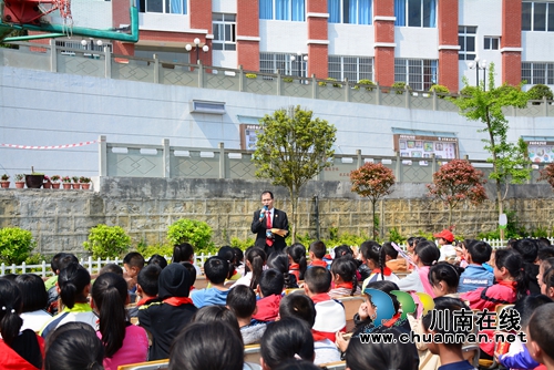 古蔺县法院:将“法治”种子播撒在校园(图1) 古蔺县法院:将“法治”种子播撒在校园(图1)