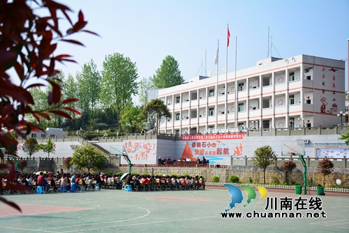 古蔺县法院:将“法治”种子播撒在校园(图2) 古蔺县法院:将“法治”种子播撒在校园(图2)