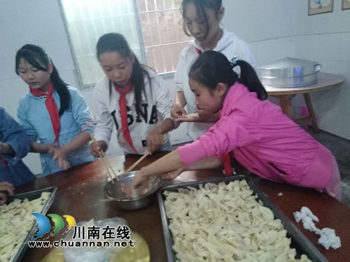 纳溪区天仙硐小学开展“小手包抄手”实践活动(图1) 纳溪区天仙硐小学开展“小手包抄手”实践活动(图1)