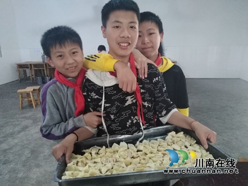 纳溪区天仙硐小学开展“小手包抄手”实践活动(图3) 纳溪区天仙硐小学开展“小手包抄手”实践活动(图3)