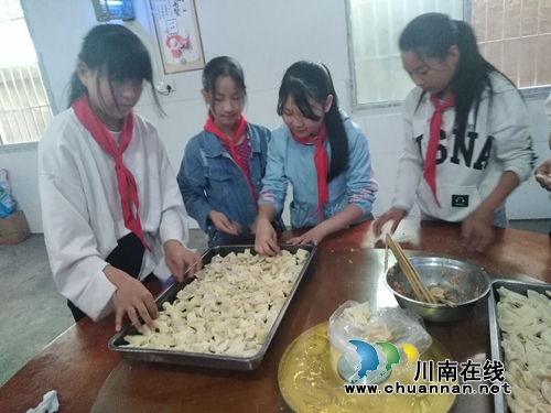 纳溪区天仙硐小学开展“小手包抄手”实践活动(图2) 纳溪区天仙硐小学开展“小手包抄手”实践活动(图2)