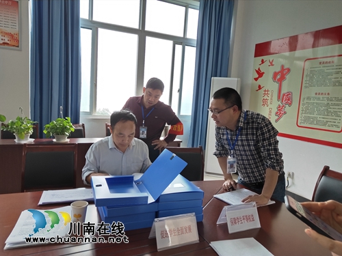 龙马潭区《义务教育学校管理标准》检查组走进下大街小学校(图1)