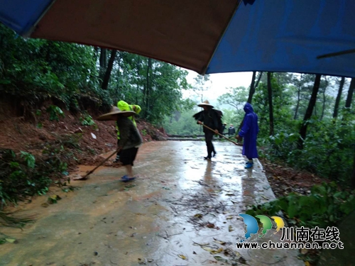 泸县立石镇四万人民众志成城&nbsp;&nbsp;迎战暴风雨(图2)