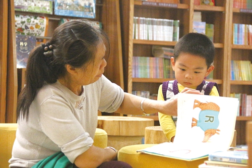 书香酒城：文墨筑城培文化之花&nbsp;(图2)