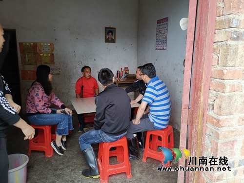 李盛春到泸县立石镇查看灾情并慰问受灾贫困户(图1)