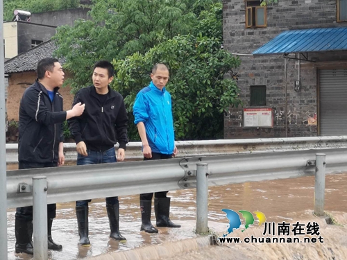 李盛春到泸县立石镇查看灾情并慰问受灾贫困户(图2)