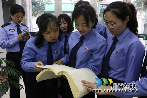 合江县检察院走进县图书馆开展读书日系列活动(图1)