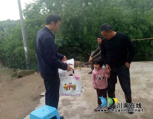 泸县太伏镇：爱心送到家门口&nbsp;希望送给贫困户(图1)