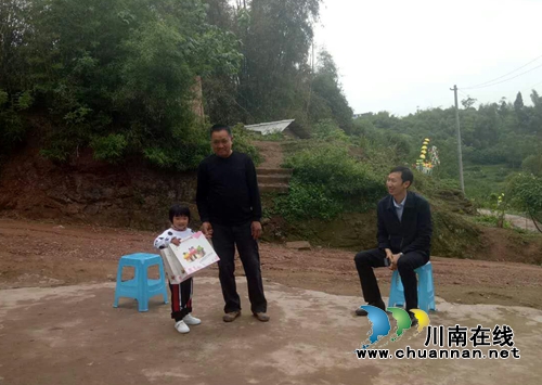泸县太伏镇：爱心送到家门口&nbsp;希望送给贫困户(图2)