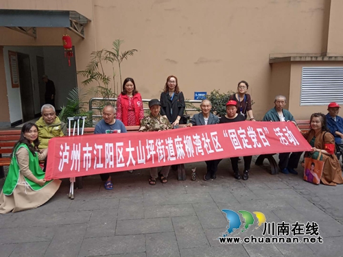 泸州:福利院百岁老人过生 “老将”提笔添寿(图4) 泸州:福利院百岁老人过生 “老将”提笔添寿(图4)