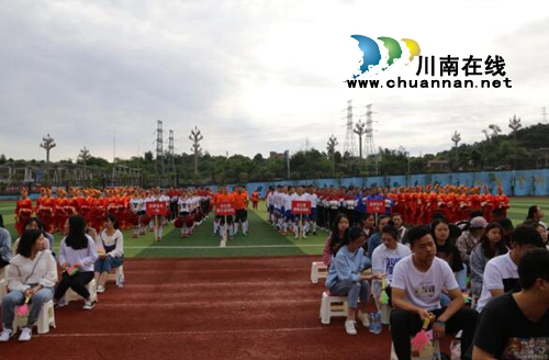 合江：“五一”节前全民健身&nbsp;县长上场踢足球(图2)