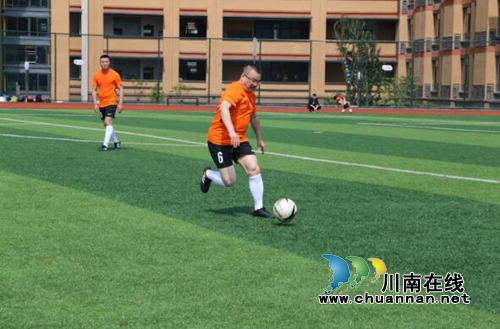 合江：“五一”节前全民健身&nbsp;县长上场踢足球(图3)