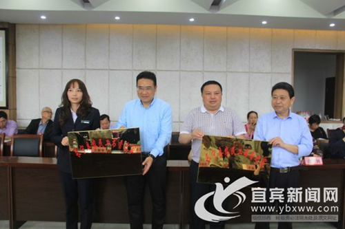 宜宾长宁县两家农民工“书香之家”挂牌(图1)