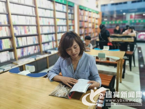 宜宾长宁县两家农民工“书香之家”挂牌(图3)