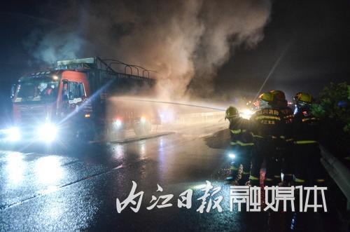 货车上抱出起火煤气罐&nbsp;内江消防员处置险情(图4)