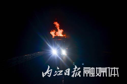 货车上抱出起火煤气罐&nbsp;内江消防员处置险情(图3)