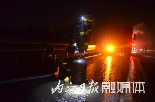 货车上抱出起火煤气罐&nbsp;内江消防员处置险情(图2)