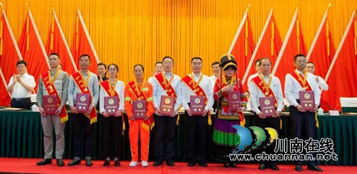 西南医大附院陈跃获得“泸州市劳动模范”称号(图5) 西南医大附院陈跃获得“泸州市劳动模范”称号(图5)