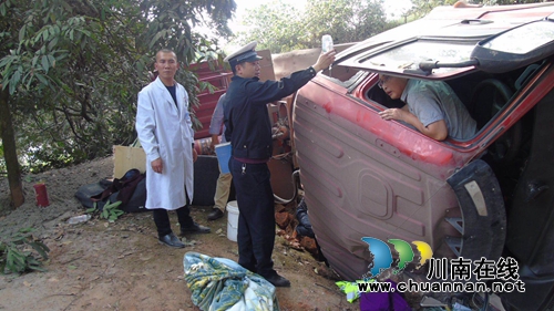 宜宾叙州区交警一心为民&nbsp;获赠“人民卫士”锦旗(图2)