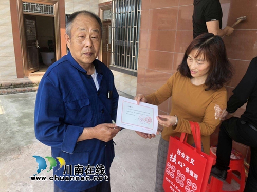 泸县立石镇全面启动为现役军人家庭悬挂光荣牌工作(图2)