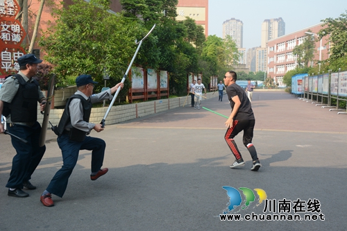 龙马潭区玉带河学校：开展反恐防暴演练(图1)