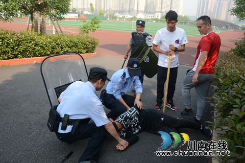 龙马潭区玉带河学校：开展反恐防暴演练(图2)