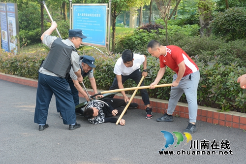 龙马潭区玉带河学校：开展反恐防暴演练(图3)