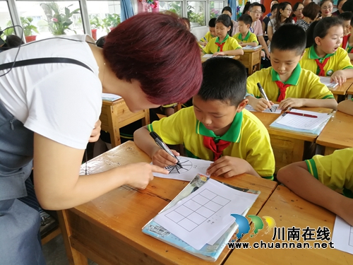 叙永县东大街小学开展省级立项课题“城镇小学教师教育信息技术应用能力提升的实践研究”专题研讨会活动(图3)