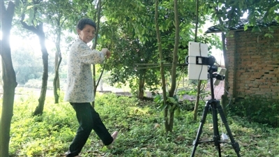 四川老太直播生活走红&nbsp;却遭网友说“被人胁迫”(图1)