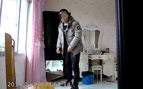 德阳男子菜刀砍开防盗门盗窃&nbsp;财物打赏女主播(图2)