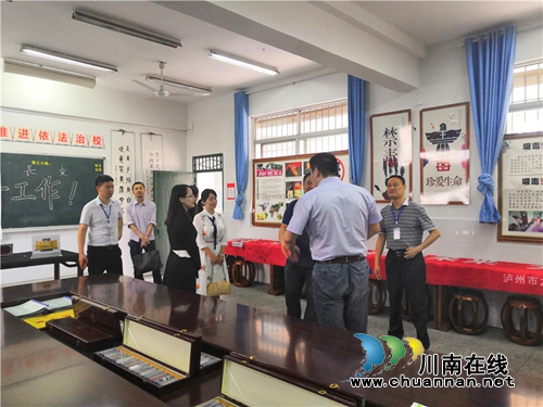 泸州市监委委员王勇率队检查调研龙马潭区学校扫黑除恶工作(图1) 泸州市监委委员王勇率队检查调研龙马潭区学校扫黑除恶工作(图1)