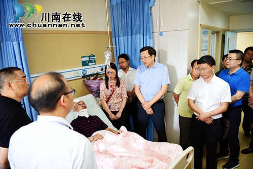 叙永：贫困户孩子发高烧　驻村书记全程陪护(图2)