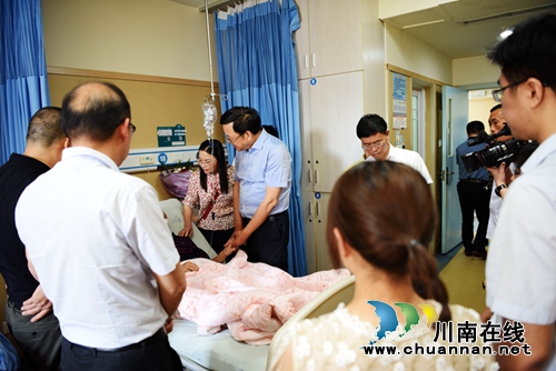 叙永：贫困户孩子发高烧　驻村书记全程陪护(图1)