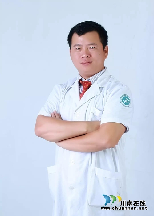 叙永：81岁老人出院&nbsp;医生小跑着去背她下楼(图3)