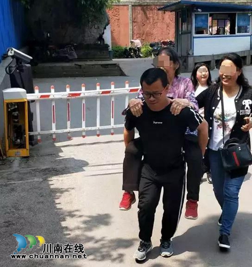 叙永：81岁老人出院&nbsp;医生小跑着去背她下楼(图1)
