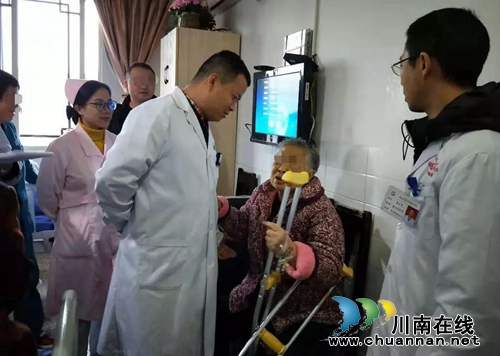 叙永：81岁老人出院&nbsp;医生小跑着去背她下楼(图4)