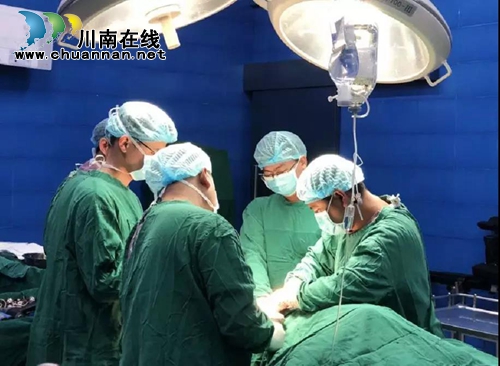 叙永：81岁老人出院&nbsp;医生小跑着去背她下楼(图5)