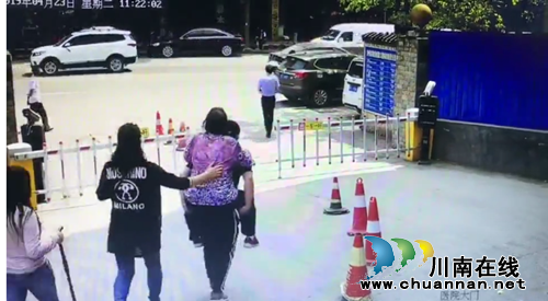 叙永：81岁老人出院&nbsp;医生小跑着去背她下楼(图2)