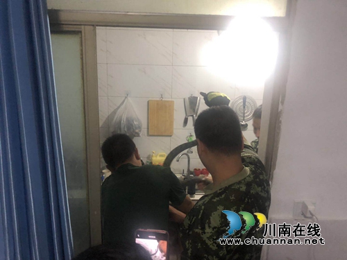 泸州：大蛇进厨房吓坏居民 消防员成“捕蛇人”(图2)
