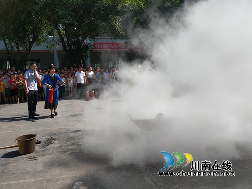 叙永县东大街小学聘请消防员进行安全知识技能培训(图3)