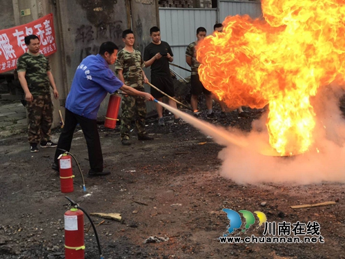 泸州龙马潭：预防火灾发生&nbsp;消防演练进社区(图1)