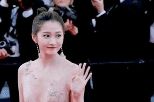 《向往的星居》关晓彤深陷头等舱沙发不可自拔(图2)