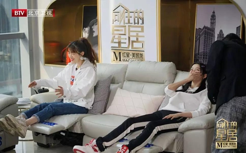 《向往的星居》关晓彤深陷头等舱沙发不可自拔(图5)