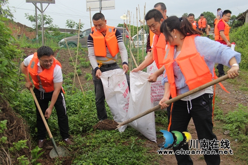 泸县云龙镇开展防汛暨森林防火应急演练(图1)