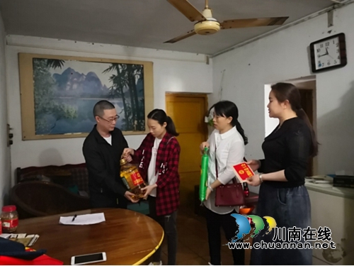 江阳区北城街道总工会开展“五一”节慰问困难职工活动(图1)
