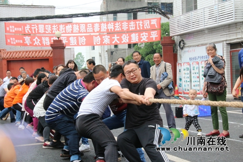 泸县潮河镇举行农民工趣味运动会(图1)