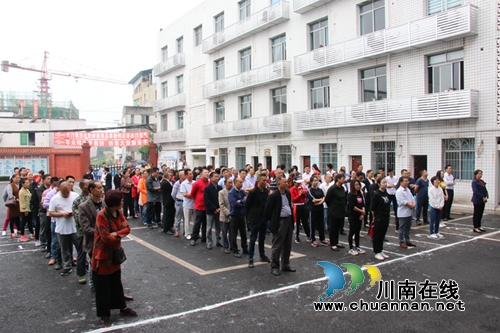 泸县潮河镇举行农民工趣味运动会(图3)