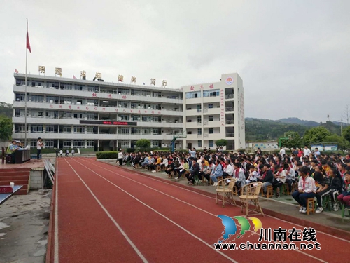 宜宾筠连交警深入学校开展交通安全宣传活动(图2)